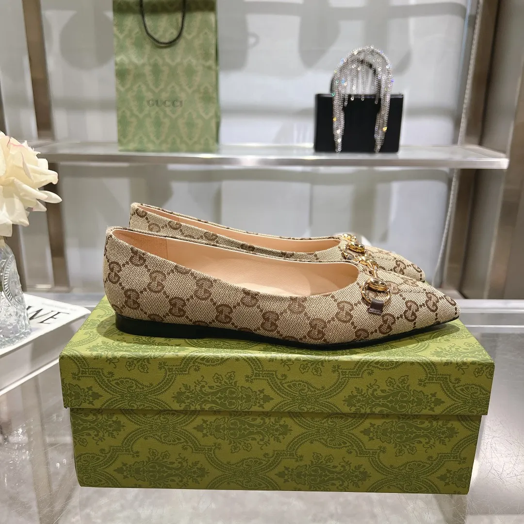 👟👟Ex-factory price 440👟👟 (genuine leather sole +40) Gucci Original GG canvas adds dazzling essence to these slingback pumps. Brown leather piping and light gold-toned hardware are complemented by beige and brown graphics. The pointed toe, elasticated straps and low heel all work together to create a comfortable fit. Upper: Made of first-layer imported patent cowhide/sheepskin lining. Outsole: Rubber non-slip outsole/genuine leather outsole. Size: 35-42 (34/41 42 customized, non-refundable)​